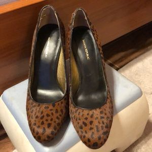 Animal skin leather pump.